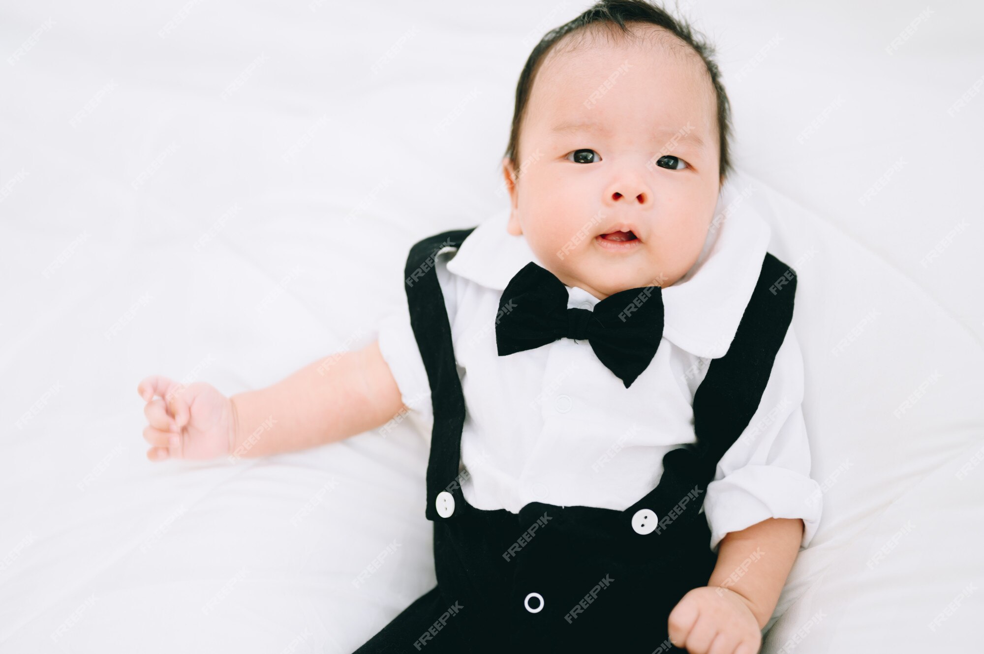 Puntero Artefacto maíz Bebé feliz de 2 meses. niño pequeño en una camisa blanca y corbata de lazo.  retrato de niños hombre elegante en moda un esmoquin de pajarita. | Foto  Premium