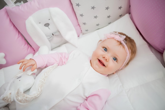 bebé feliz en una cama en casa