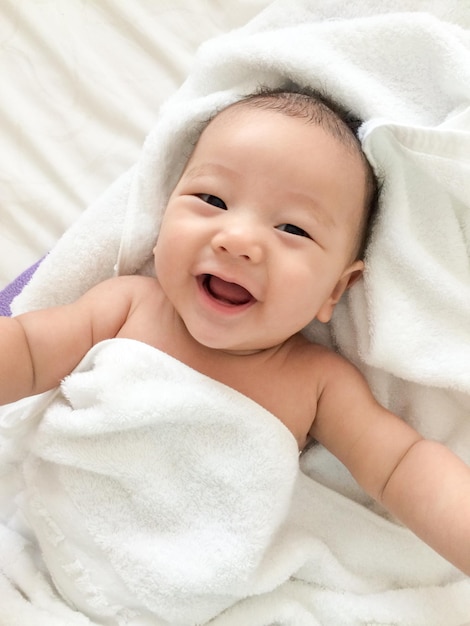 Bebé feliz después de tomar un baño