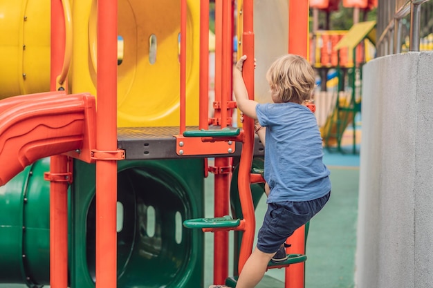 Bebê feliz fofo engraçado brincando no playground. A emoção de felicidade, diversão, alegria