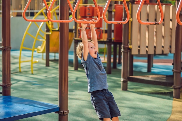 Bebê feliz fofo engraçado brincando no playground. A emoção de felicidade, diversão, alegria