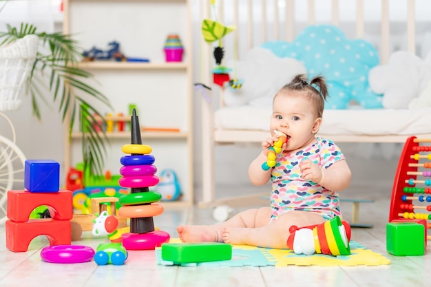 Bebé feliz jugando en casa o en el jardín de infantes Juguetes para niños pequeños desarrollo temprano