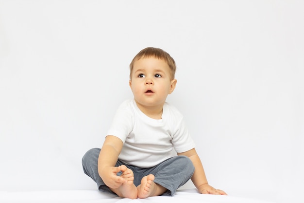 Bebê feliz. Menino em uma camisa branca e gravata borboleta. Retrato de crianças. fundo branco