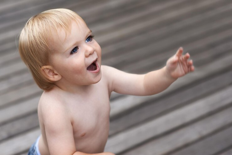 Foto bebê feliz no chão ao ar livre para o desenvolvimento com relaxamento curiosidade e infância no quintal da casa criança pequena e rastejando no chão para o bem-estar marco ou explorar com o jogo