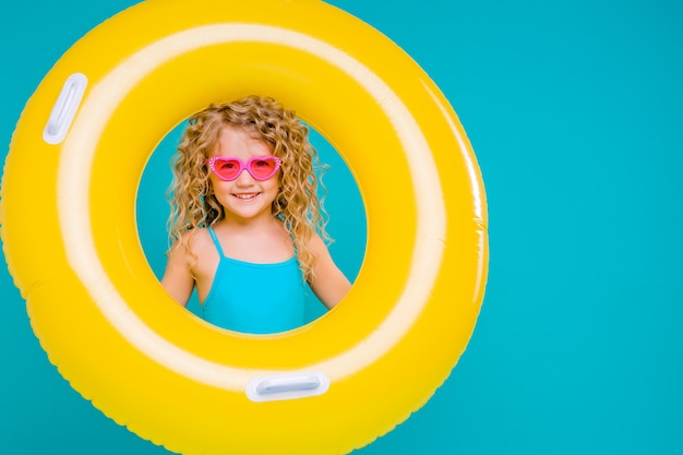 Bebé feliz no roupa de banho com círculo isolado no fundo azul