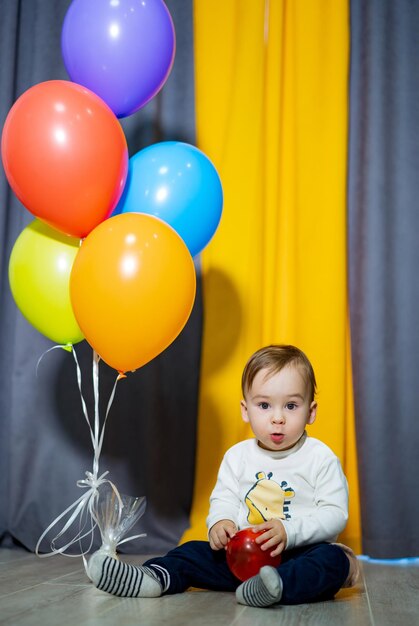 Bebé feliz con ramo de globos Primera fiesta de cumpleaños de bebé niño