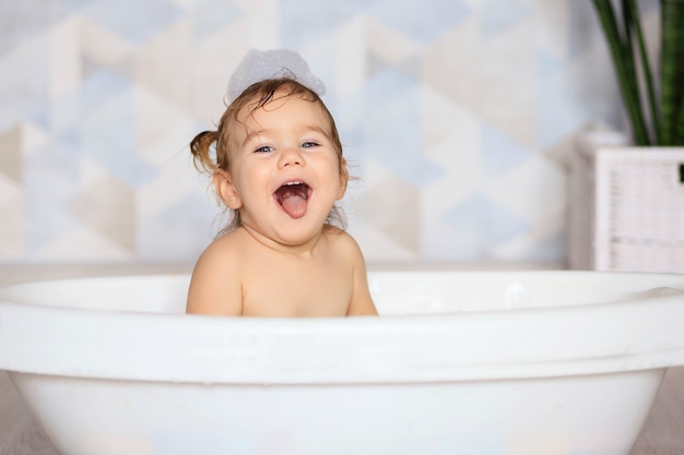 Bebê feliz tomando banho no banheiro