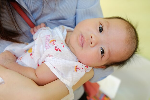 Bebê fofo 2 meses, retrato de close-up