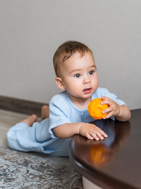 Bebê fofo brincando com bola na escada Menino brincando com brinquedo colorido