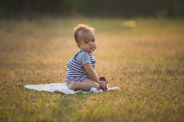 Bebê fofo brincando no jardim