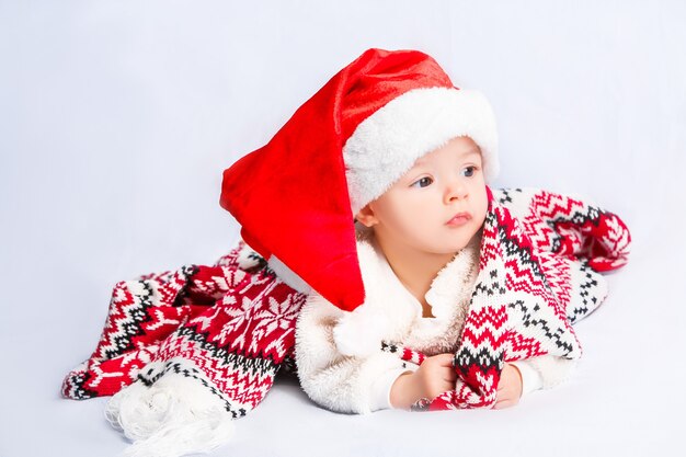 Bebê fofo com chapéu de Papai Noel vermelho