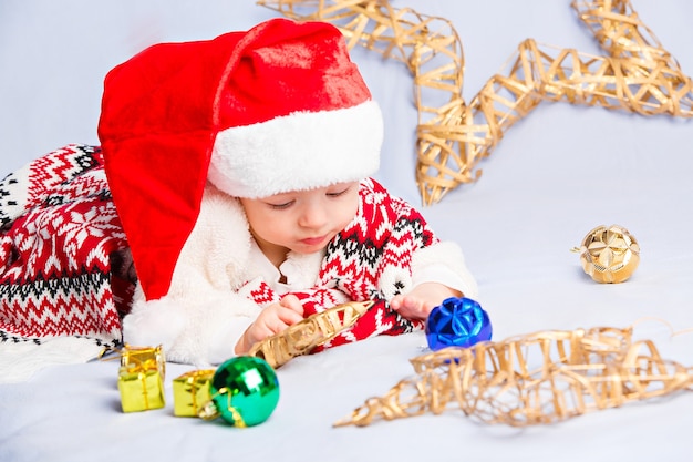 Bebê fofo com chapéu de Papai Noel vermelho