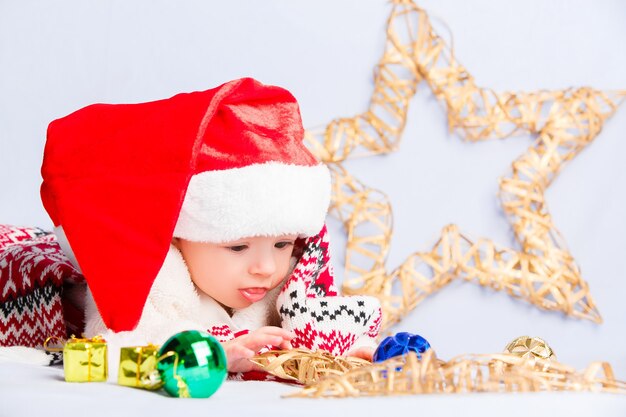 Bebê fofo com chapéu de Papai Noel vermelho