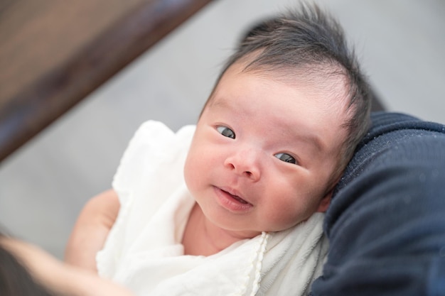 Bebê fofo com olhos grandes