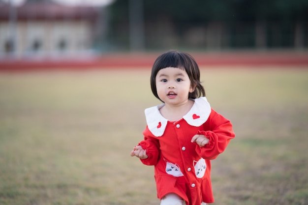 Bebê fofo correndo no estádio