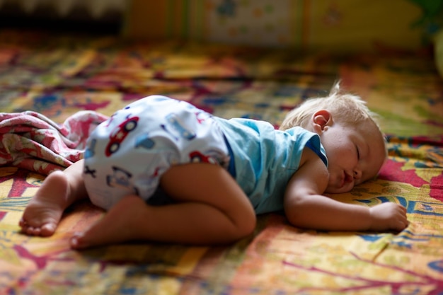 Foto bebê fofo de 3 meses dorme em casa