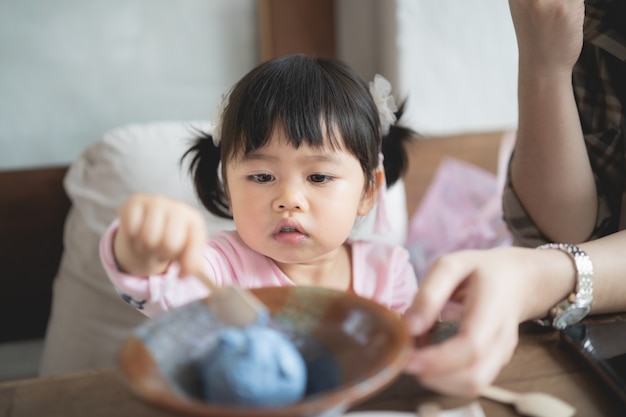 Bebê fofo e aqui a mãe tomando sorvete no café