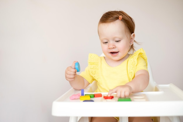 Bebê fofo emocional está brincando de aprendizagem e desenvolvimento infantil brinquedos educativos ecologicamente corretos de madeira sistema montessori