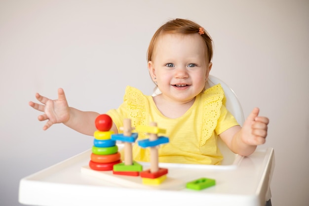 Bebê fofo emocional está brincando de aprendizagem e desenvolvimento infantil Brinquedos educativos ecologicamente corretos de madeira Sistema Montessori