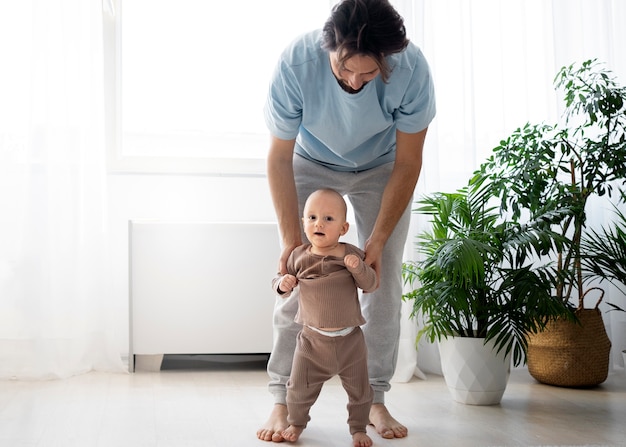 Foto bebê fofo indo para seus primeiros passos