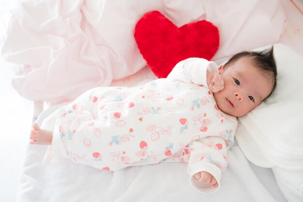bebê fofo japonês e um coração