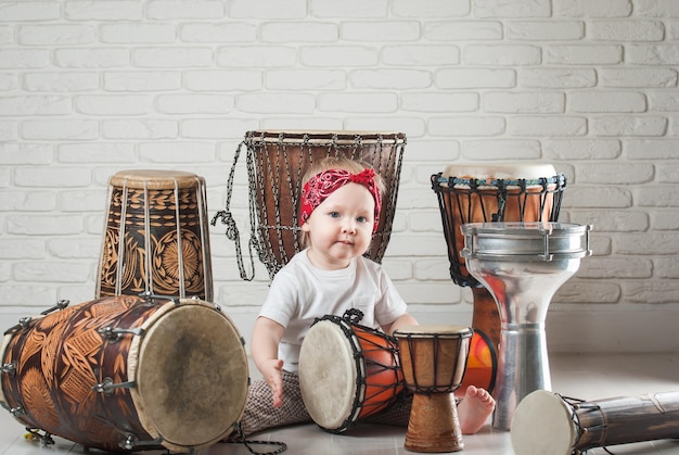 Bebê fofo tocando bateria