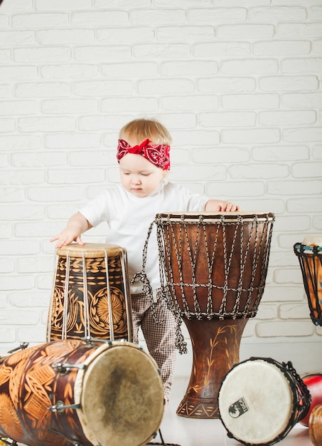 Foto bebê fofo tocando bateria