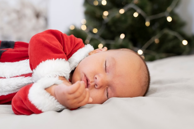 Foto bebê fofo vestido com roupas de papai noel