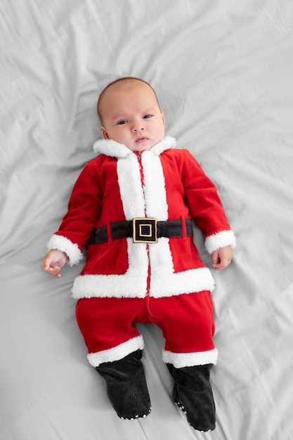 Foto bebê fofo vestido com roupas de papai noel