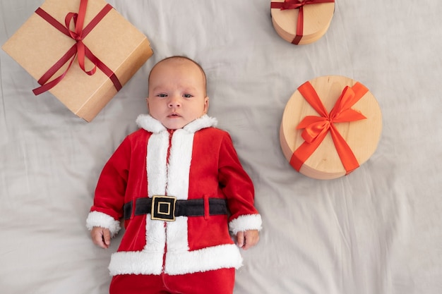 Foto bebê fofo vestido com roupas de papai noel