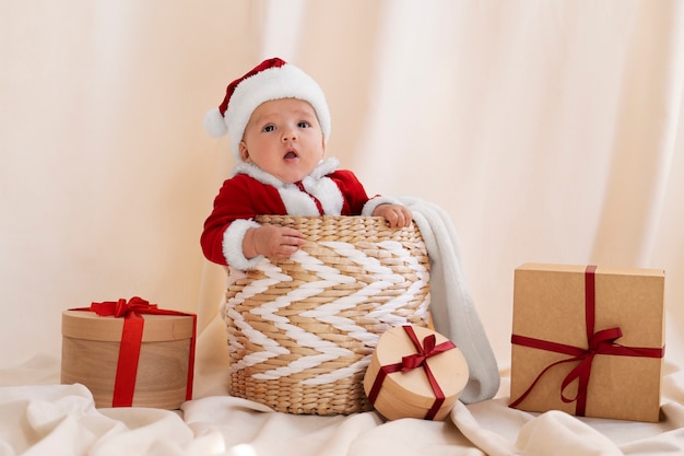 Foto bebê fofo vestido com roupas de papai noel