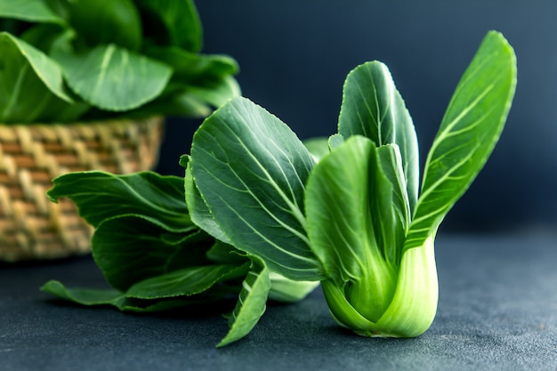 Bebé fresco verde bok choy en el fondo negro