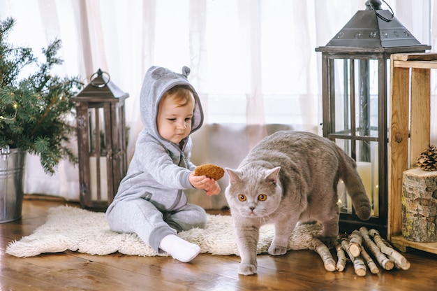 Bebé y gato de la Navidad