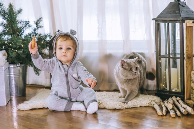 Bebé y gato de la Navidad