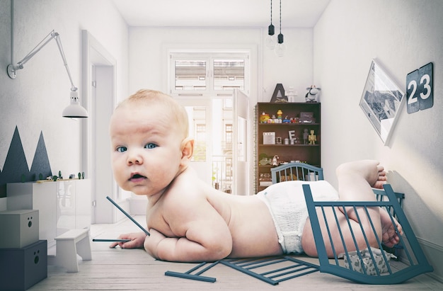 Bebé gigante en la habitación de los niños