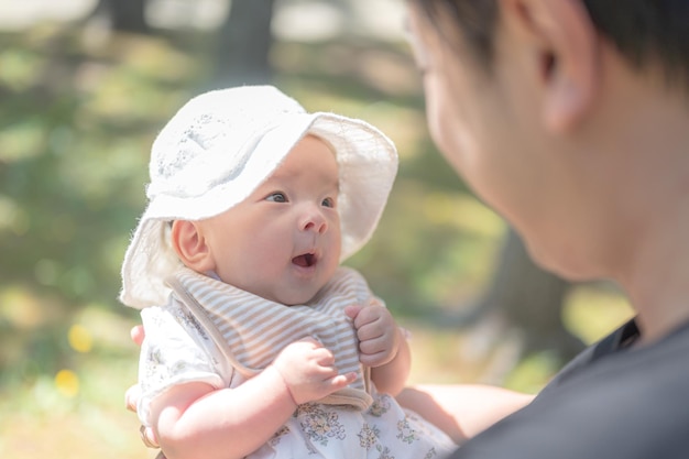 Un bebe con un gorro que dice 'soy un bebe'