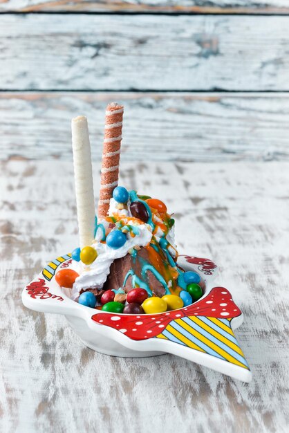 Foto bebé helado con bayas y frutas. vista superior.