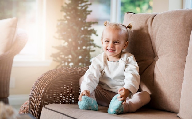 Bebé en hermoso estilo. Concepto de niño de familia feliz. Hermoso niño emocional