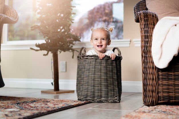 Bebé en hermoso estilo. Concepto de niño de familia feliz. Hermoso niño emocional