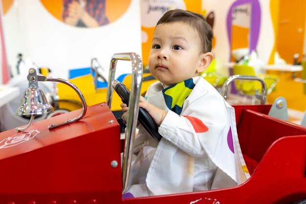 Foto un bebé hermoso en un salón de peluquería infantil con ropa blanca