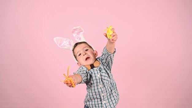 Bebé con huevos y orejas de conejo. Foto de alta calidad