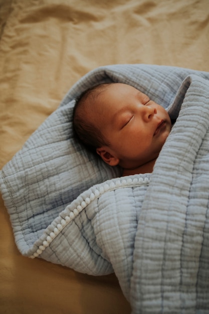 Bebê infantil dormindo na cama