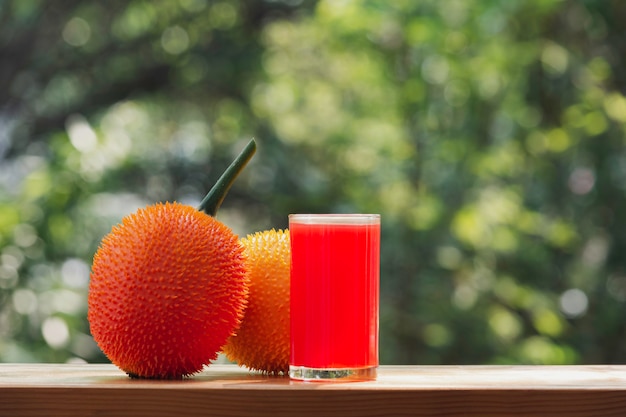 Bebé Jackfruit, fruta Gac con jugo de jackfruit bebé en borrosa.