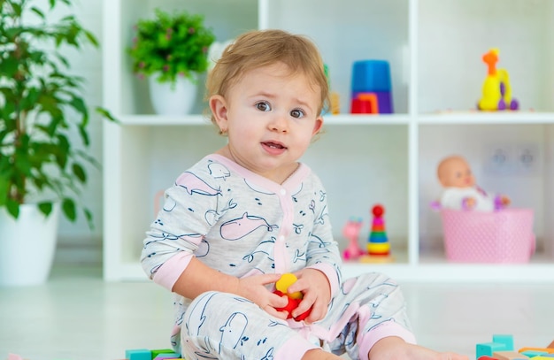 Un bebé juega con juguetes en la sala de juegos Enfoque selectivo