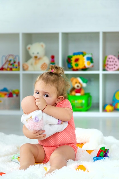 Bebé juega con juguetes en su habitación Enfoque selectivo Niño