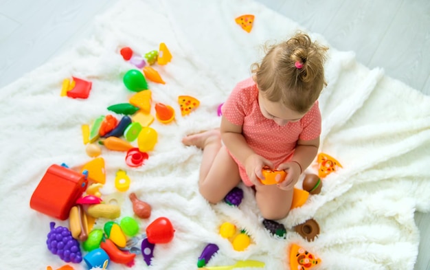 Foto bebé juega con juguetes en su habitación enfoque selectivo niño