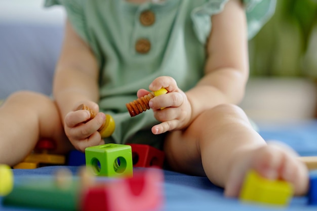 Bebé jugando con bloques de madera