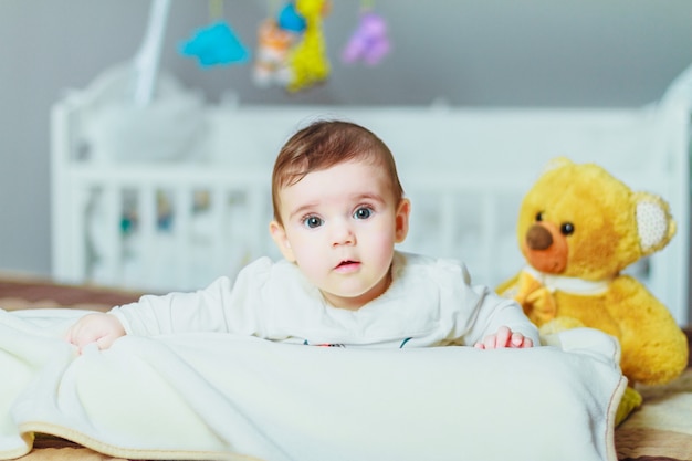 Bebé jugando en la cama