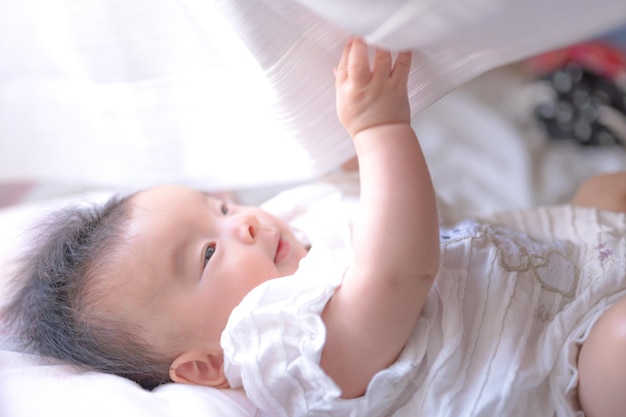 Bebé jugando con cortinas