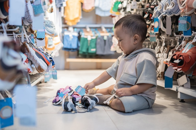 Bebé jugando y gateando en la tienda mientras compra